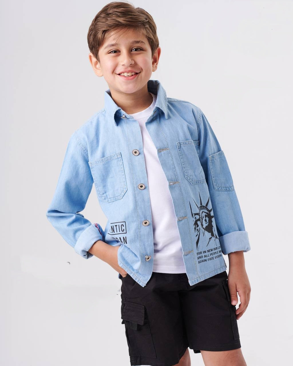 Jungen-Jeanshemd im besonderen, sommerlich-lässigen Stil