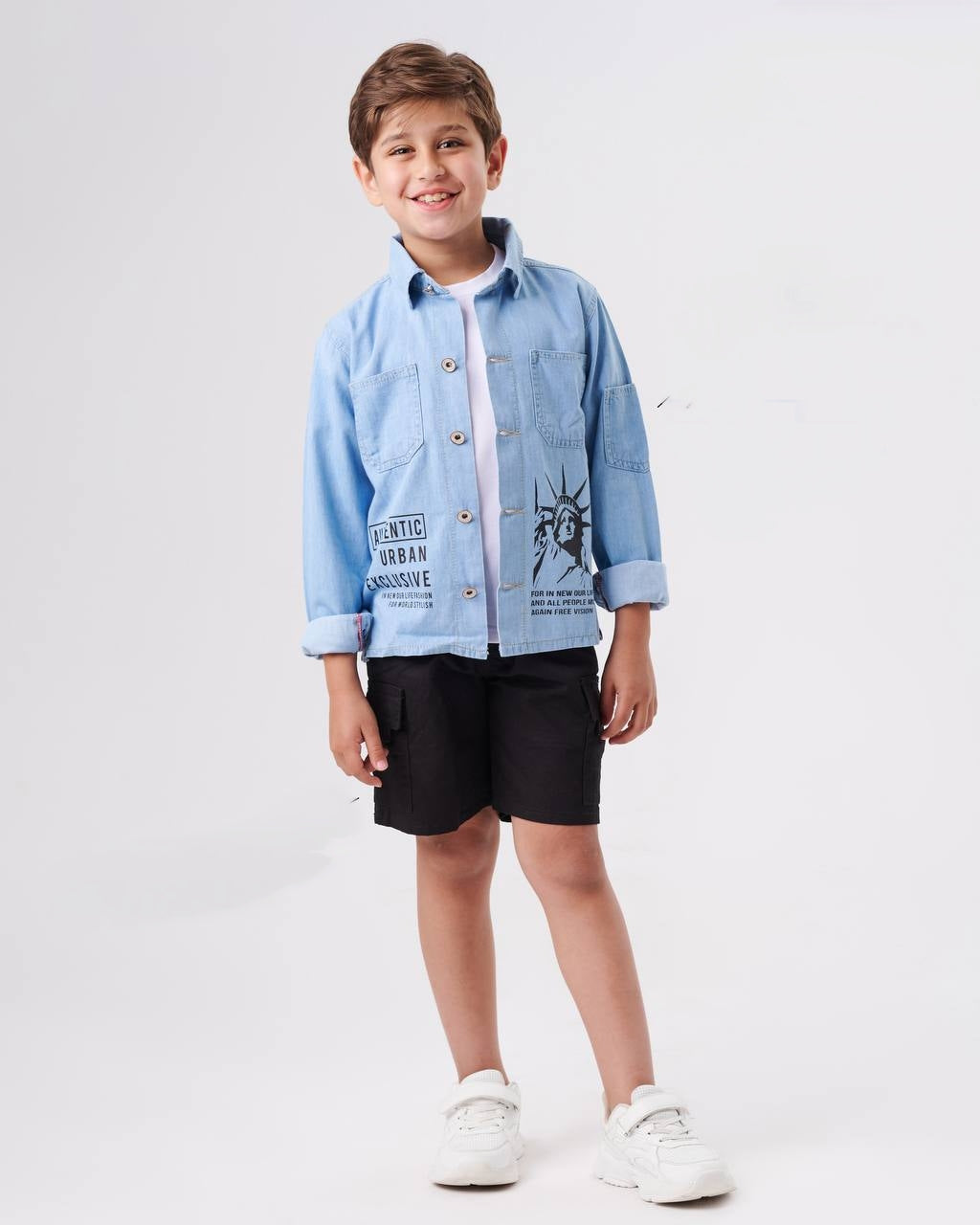 Jungen-Jeanshemd im besonderen, sommerlich-lässigen Stil