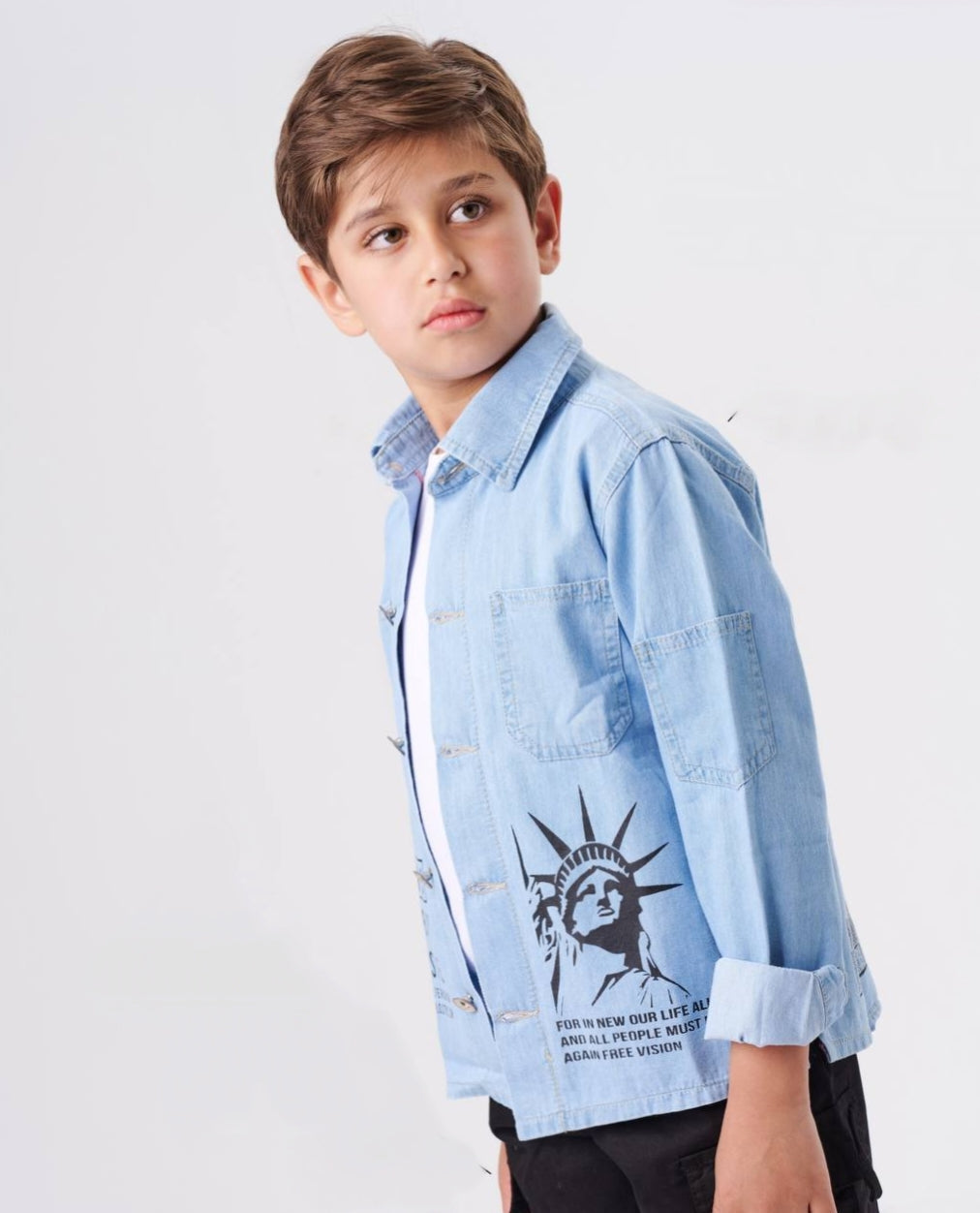 Jungen-Jeanshemd im besonderen, sommerlich-lässigen Stil