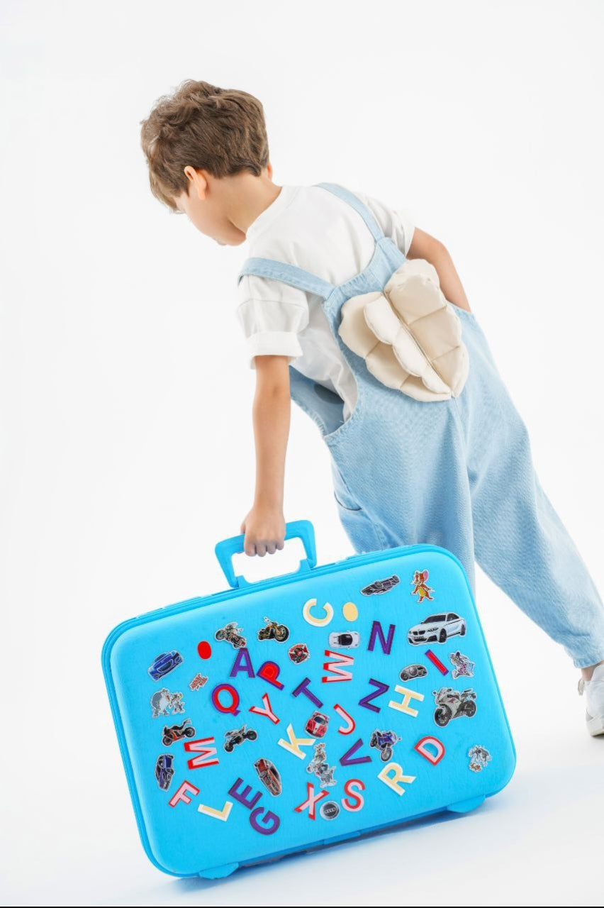 Moderner Jungen-Jeanslatzhosen-Set mit verspielten Details