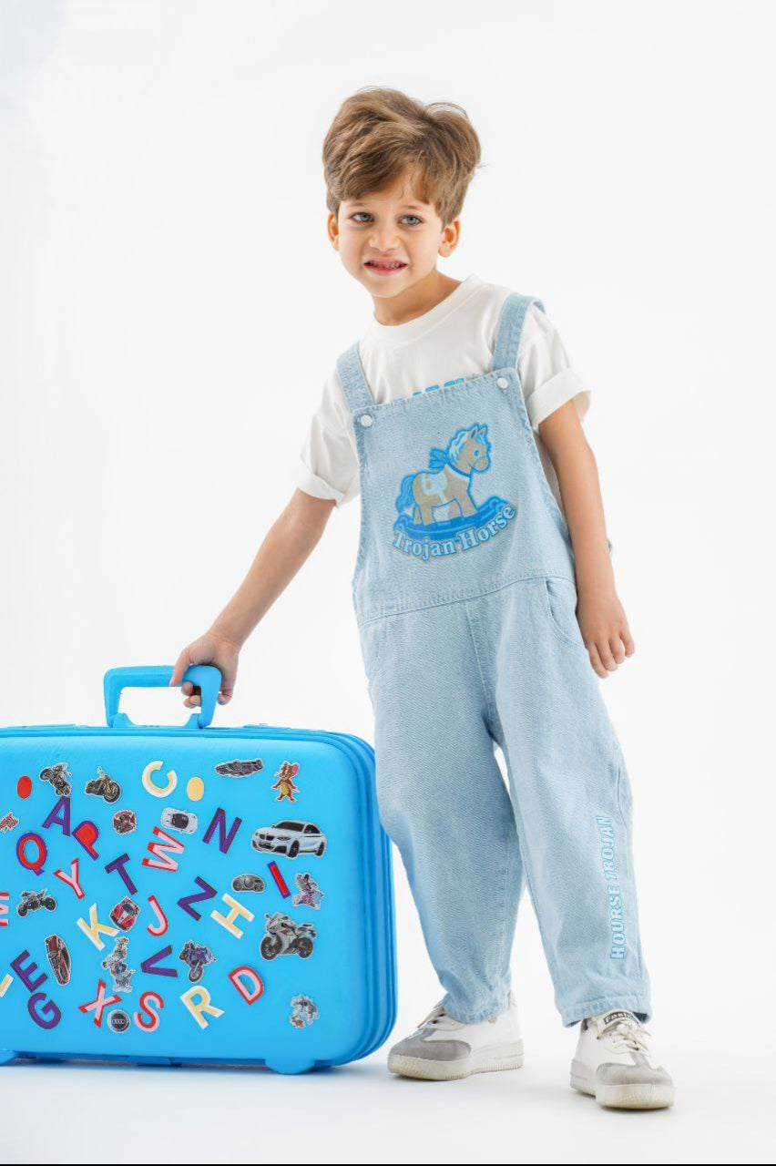 Moderner Jungen-Jeanslatzhosen-Set mit verspielten Details