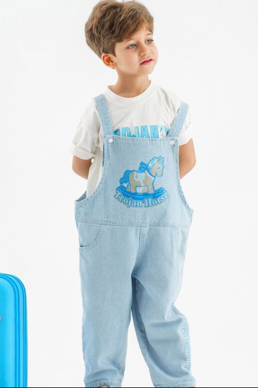Moderner Jungen-Jeanslatzhosen-Set mit verspielten Details