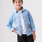 Jungen-Jeanshemd im besonderen, sommerlich-lässigen Stil