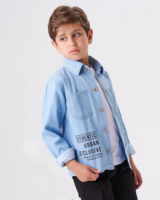 Jungen-Jeanshemd im besonderen, sommerlich-lässigen Stil